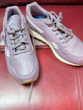 Reebok Women’s Classic Low-Top Sneaker 7.5